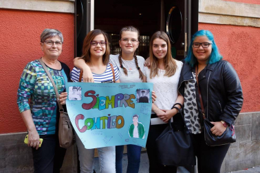 La sala Zentral se abarrotó durante la celebración del evento solidario 'Comparte tu arte con Aimar', un proyecto impulsado por el Centro Neurológico de Atención Integral (CNAI) con el objetivo de apoyar a las familias con niños con lesiones neurológicas, y que quiere convertirse en una cita de carácter periódico. Esta primera edición contó con la participación de Javier Erro, concursante de 'La Voz Kids', Amaya Romero, del programa 'El número uno', el grupo Breaking Ice, el mago Numis, la actriz Itziar Baquero y dos de los osasunistas más conocidos por la afición navarra: Oier Sanjurjo y Patxi Puñal.