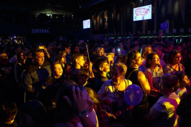 La sala Zentral se abarrotó durante la celebración del evento solidario 'Comparte tu arte con Aimar', un proyecto impulsado por el Centro Neurológico de Atención Integral (CNAI) con el objetivo de apoyar a las familias con niños con lesiones neurológicas, y que quiere convertirse en una cita de carácter periódico. Esta primera edición contó con la participación de Javier Erro, concursante de 'La Voz Kids', Amaya Romero, del programa 'El número uno', el grupo Breaking Ice, el mago Numis, la actriz Itziar Baquero y dos de los osasunistas más conocidos por la afición navarra: Oier Sanjurjo y Patxi Puñal.