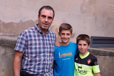 La sala Zentral se abarrotó durante la celebración del evento solidario 'Comparte tu arte con Aimar', un proyecto impulsado por el Centro Neurológico de Atención Integral (CNAI) con el objetivo de apoyar a las familias con niños con lesiones neurológicas, y que quiere convertirse en una cita de carácter periódico. Esta primera edición contó con la participación de Javier Erro, concursante de 'La Voz Kids', Amaya Romero, del programa 'El número uno', el grupo Breaking Ice, el mago Numis, la actriz Itziar Baquero y dos de los osasunistas más conocidos por la afición navarra: Oier Sanjurjo y Patxi Puñal.