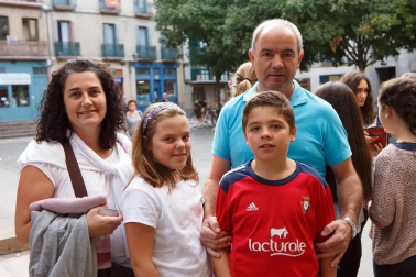 La sala Zentral se abarrotó durante la celebración del evento solidario 'Comparte tu arte con Aimar', un proyecto impulsado por el Centro Neurológico de Atención Integral (CNAI) con el objetivo de apoyar a las familias con niños con lesiones neurológicas, y que quiere convertirse en una cita de carácter periódico. Esta primera edición contó con la participación de Javier Erro, concursante de 'La Voz Kids', Amaya Romero, del programa 'El número uno', el grupo Breaking Ice, el mago Numis, la actriz Itziar Baquero y dos de los osasunistas más conocidos por la afición navarra: Oier Sanjurjo y Patxi Puñal.