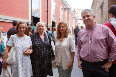 La sala Zentral se abarrotó durante la celebración del evento solidario 'Comparte tu arte con Aimar', un proyecto impulsado por el Centro Neurológico de Atención Integral (CNAI) con el objetivo de apoyar a las familias con niños con lesiones neurológicas, y que quiere convertirse en una cita de carácter periódico. Esta primera edición contó con la participación de Javier Erro, concursante de 'La Voz Kids', Amaya Romero, del programa 'El número uno', el grupo Breaking Ice, el mago Numis, la actriz Itziar Baquero y dos de los osasunistas más conocidos por la afición navarra: Oier Sanjurjo y Patxi Puñal.