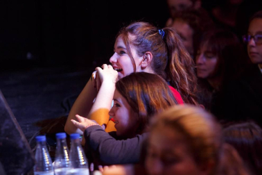 La sala Zentral se abarrotó durante la celebración del evento solidario 'Comparte tu arte con Aimar', un proyecto impulsado por el Centro Neurológico de Atención Integral (CNAI) con el objetivo de apoyar a las familias con niños con lesiones neurológicas, y que quiere convertirse en una cita de carácter periódico. Esta primera edición contó con la participación de Javier Erro, concursante de 'La Voz Kids', Amaya Romero, del programa 'El número uno', el grupo Breaking Ice, el mago Numis, la actriz Itziar Baquero y dos de los osasunistas más conocidos por la afición navarra: Oier Sanjurjo y Patxi Puñal.