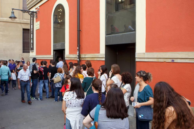 La sala Zentral se abarrotó durante la celebración del evento solidario 'Comparte tu arte con Aimar', un proyecto impulsado por el Centro Neurológico de Atención Integral (CNAI) con el objetivo de apoyar a las familias con niños con lesiones neurológicas, y que quiere convertirse en una cita de carácter periódico. Esta primera edición contó con la participación de Javier Erro, concursante de 'La Voz Kids', Amaya Romero, del programa 'El número uno', el grupo Breaking Ice, el mago Numis, la actriz Itziar Baquero y dos de los osasunistas más conocidos por la afición navarra: Oier Sanjurjo y Patxi Puñal.