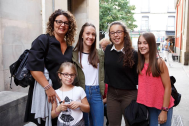 La sala Zentral se abarrotó durante la celebración del evento solidario 'Comparte tu arte con Aimar', un proyecto impulsado por el Centro Neurológico de Atención Integral (CNAI) con el objetivo de apoyar a las familias con niños con lesiones neurológicas, y que quiere convertirse en una cita de carácter periódico. Esta primera edición contó con la participación de Javier Erro, concursante de 'La Voz Kids', Amaya Romero, del programa 'El número uno', el grupo Breaking Ice, el mago Numis, la actriz Itziar Baquero y dos de los osasunistas más conocidos por la afición navarra: Oier Sanjurjo y Patxi Puñal.