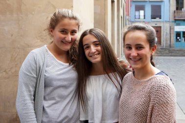 La sala Zentral se abarrotó durante la celebración del evento solidario 'Comparte tu arte con Aimar', un proyecto impulsado por el Centro Neurológico de Atención Integral (CNAI) con el objetivo de apoyar a las familias con niños con lesiones neurológicas, y que quiere convertirse en una cita de carácter periódico. Esta primera edición contó con la participación de Javier Erro, concursante de 'La Voz Kids', Amaya Romero, del programa 'El número uno', el grupo Breaking Ice, el mago Numis, la actriz Itziar Baquero y dos de los osasunistas más conocidos por la afición navarra: Oier Sanjurjo y Patxi Puñal.