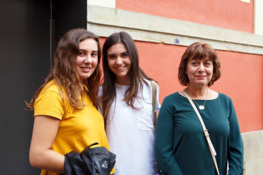 La sala Zentral se abarrotó durante la celebración del evento solidario 'Comparte tu arte con Aimar', un proyecto impulsado por el Centro Neurológico de Atención Integral (CNAI) con el objetivo de apoyar a las familias con niños con lesiones neurológicas, y que quiere convertirse en una cita de carácter periódico. Esta primera edición contó con la participación de Javier Erro, concursante de 'La Voz Kids', Amaya Romero, del programa 'El número uno', el grupo Breaking Ice, el mago Numis, la actriz Itziar Baquero y dos de los osasunistas más conocidos por la afición navarra: Oier Sanjurjo y Patxi Puñal.