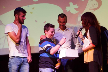 La sala Zentral se abarrotó durante la celebración del evento solidario 'Comparte tu arte con Aimar', un proyecto impulsado por el Centro Neurológico de Atención Integral (CNAI) con el objetivo de apoyar a las familias con niños con lesiones neurológicas, y que quiere convertirse en una cita de carácter periódico. Esta primera edición contó con la participación de Javier Erro, concursante de 'La Voz Kids', Amaya Romero, del programa 'El número uno', el grupo Breaking Ice, el mago Numis, la actriz Itziar Baquero y dos de los osasunistas más conocidos por la afición navarra: Oier Sanjurjo y Patxi Puñal.