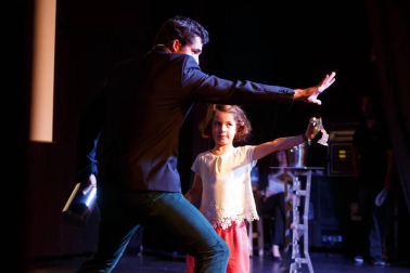 La sala Zentral se abarrotó durante la celebración del evento solidario 'Comparte tu arte con Aimar', un proyecto impulsado por el Centro Neurológico de Atención Integral (CNAI) con el objetivo de apoyar a las familias con niños con lesiones neurológicas, y que quiere convertirse en una cita de carácter periódico. Esta primera edición contó con la participación de Javier Erro, concursante de 'La Voz Kids', Amaya Romero, del programa 'El número uno', el grupo Breaking Ice, el mago Numis, la actriz Itziar Baquero y dos de los osasunistas más conocidos por la afición navarra: Oier Sanjurjo y Patxi Puñal.