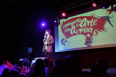 La sala Zentral se abarrotó durante la celebración del evento solidario 'Comparte tu arte con Aimar', un proyecto impulsado por el Centro Neurológico de Atención Integral (CNAI) con el objetivo de apoyar a las familias con niños con lesiones neurológicas, y que quiere convertirse en una cita de carácter periódico. Esta primera edición contó con la participación de Javier Erro, concursante de 'La Voz Kids', Amaya Romero, del programa 'El número uno', el grupo Breaking Ice, el mago Numis, la actriz Itziar Baquero y dos de los osasunistas más conocidos por la afición navarra: Oier Sanjurjo y Patxi Puñal.