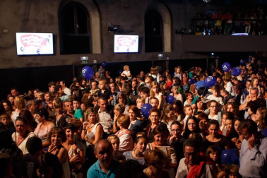 La sala Zentral se abarrotó durante la celebración del evento solidario 'Comparte tu arte con Aimar', un proyecto impulsado por el Centro Neurológico de Atención Integral (CNAI) con el objetivo de apoyar a las familias con niños con lesiones neurológicas, y que quiere convertirse en una cita de carácter periódico. Esta primera edición contó con la participación de Javier Erro, concursante de 'La Voz Kids', Amaya Romero, del programa 'El número uno', el grupo Breaking Ice, el mago Numis, la actriz Itziar Baquero y dos de los osasunistas más conocidos por la afición navarra: Oier Sanjurjo y Patxi Puñal.