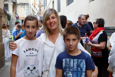 La sala Zentral se abarrotó durante la celebración del evento solidario 'Comparte tu arte con Aimar', un proyecto impulsado por el Centro Neurológico de Atención Integral (CNAI) con el objetivo de apoyar a las familias con niños con lesiones neurológicas, y que quiere convertirse en una cita de carácter periódico. Esta primera edición contó con la participación de Javier Erro, concursante de 'La Voz Kids', Amaya Romero, del programa 'El número uno', el grupo Breaking Ice, el mago Numis, la actriz Itziar Baquero y dos de los osasunistas más conocidos por la afición navarra: Oier Sanjurjo y Patxi Puñal.