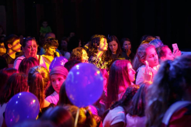 La sala Zentral se abarrotó durante la celebración del evento solidario 'Comparte tu arte con Aimar', un proyecto impulsado por el Centro Neurológico de Atención Integral (CNAI) con el objetivo de apoyar a las familias con niños con lesiones neurológicas, y que quiere convertirse en una cita de carácter periódico. Esta primera edición contó con la participación de Javier Erro, concursante de 'La Voz Kids', Amaya Romero, del programa 'El número uno', el grupo Breaking Ice, el mago Numis, la actriz Itziar Baquero y dos de los osasunistas más conocidos por la afición navarra: Oier Sanjurjo y Patxi Puñal.
