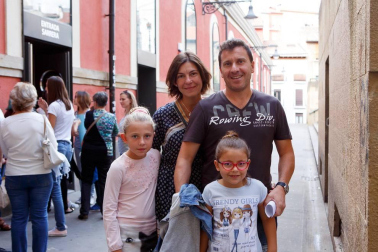 La sala Zentral se abarrotó durante la celebración del evento solidario 'Comparte tu arte con Aimar', un proyecto impulsado por el Centro Neurológico de Atención Integral (CNAI) con el objetivo de apoyar a las familias con niños con lesiones neurológicas, y que quiere convertirse en una cita de carácter periódico. Esta primera edición contó con la participación de Javier Erro, concursante de 'La Voz Kids', Amaya Romero, del programa 'El número uno', el grupo Breaking Ice, el mago Numis, la actriz Itziar Baquero y dos de los osasunistas más conocidos por la afición navarra: Oier Sanjurjo y Patxi Puñal.