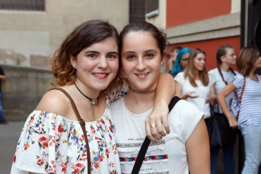 La sala Zentral se abarrotó durante la celebración del evento solidario 'Comparte tu arte con Aimar', un proyecto impulsado por el Centro Neurológico de Atención Integral (CNAI) con el objetivo de apoyar a las familias con niños con lesiones neurológicas, y que quiere convertirse en una cita de carácter periódico. Esta primera edición contó con la participación de Javier Erro, concursante de 'La Voz Kids', Amaya Romero, del programa 'El número uno', el grupo Breaking Ice, el mago Numis, la actriz Itziar Baquero y dos de los osasunistas más conocidos por la afición navarra: Oier Sanjurjo y Patxi Puñal.