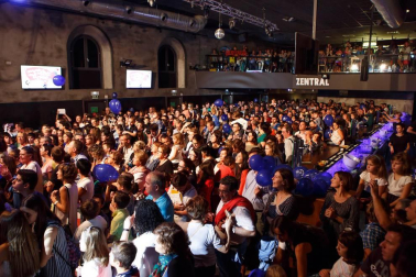 La sala Zentral se abarrotó durante la celebración del evento solidario 'Comparte tu arte con Aimar', un proyecto impulsado por el Centro Neurológico de Atención Integral (CNAI) con el objetivo de apoyar a las familias con niños con lesiones neurológicas, y que quiere convertirse en una cita de carácter periódico. Esta primera edición contó con la participación de Javier Erro, concursante de 'La Voz Kids', Amaya Romero, del programa 'El número uno', el grupo Breaking Ice, el mago Numis, la actriz Itziar Baquero y dos de los osasunistas más conocidos por la afición navarra: Oier Sanjurjo y Patxi Puñal.