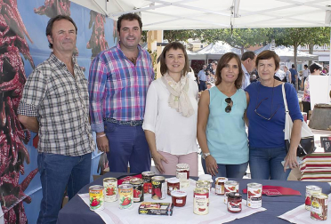 El sábado 1 de octubre se celebraron los actos principales de las jornadas 2016 de exaltación del Piquillo de Lodosa. En primer lugar, se entregó el reconocimiento 'Piquillo de plata' al actor Karra Elejalde, acto tras el cual se procedió a iniciar la demostración de asado tradicional y ensartido de los frutos, así como a la esperada degustación. Un mercado de pimientos del Piquillo de Lodosa y de productos artesanos animó también la jornada.
