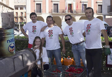 El sábado 1 de octubre se celebraron los actos principales de las jornadas 2016 de exaltación del Piquillo de Lodosa. En primer lugar, se entregó el reconocimiento 'Piquillo de plata' al actor Karra Elejalde, acto tras el cual se procedió a iniciar la demostración de asado tradicional y ensartido de los frutos, así como a la esperada degustación. Un mercado de pimientos del Piquillo de Lodosa y de productos artesanos animó también la jornada.