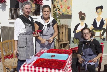 El sábado 1 de octubre se celebraron los actos principales de las jornadas 2016 de exaltación del Piquillo de Lodosa. En primer lugar, se entregó el reconocimiento 'Piquillo de plata' al actor Karra Elejalde, acto tras el cual se procedió a iniciar la demostración de asado tradicional y ensartido de los frutos, así como a la esperada degustación. Un mercado de pimientos del Piquillo de Lodosa y de productos artesanos animó también la jornada.