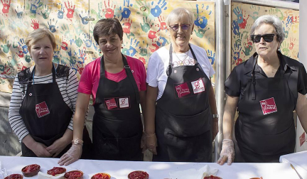El sábado 1 de octubre se celebraron los actos principales de las jornadas 2016 de exaltación del Piquillo de Lodosa. En primer lugar, se entregó el reconocimiento 'Piquillo de plata' al actor Karra Elejalde, acto tras el cual se procedió a iniciar la demostración de asado tradicional y ensartido de los frutos, así como a la esperada degustación. Un mercado de pimientos del Piquillo de Lodosa y de productos artesanos animó también la jornada.