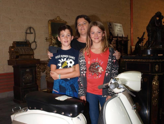 Tudela acogió, del 7 al 9 de octubre, la primera edición la Feria Internacional de Antigüedades y coleccionismo, que se celebró en la antigua estación de autobuses. Los expositores mostraron más de 15.000 objetos de todo tipo desde piezas góticas, tallas del XIV y XV hasta antigüedades del XIX.