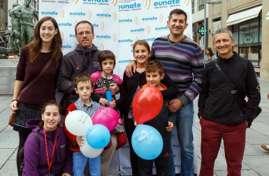 La Asociación Eunate de familias de personas con discapacidad auditiva de Navarra, celebró el Día Internacional de las personas sordas el 8 de octubre, con un evento reivindicativo y festivo que se celebró en el cruce de la avenida de Carlos III con Roncesvalles. Además de hinchables para los más pequeños y talleres creativos de 'La crafetera', hubo actuación del grupo Txalapardown de la Asociación Síndrome de Down, del grupo “Amaiur Dantza Taldea” y de los gigantes de Erice de Iza, además de stands informativos de la asociación.