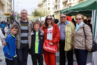 La Asociación Eunate de familias de personas con discapacidad auditiva de Navarra, celebró el Día Internacional de las personas sordas el 8 de octubre, con un evento reivindicativo y festivo que se celebró en el cruce de la avenida de Carlos III con Roncesvalles. Además de hinchables para los más pequeños y talleres creativos de 'La crafetera', hubo actuación del grupo Txalapardown de la Asociación Síndrome de Down, del grupo “Amaiur Dantza Taldea” y de los gigantes de Erice de Iza, además de stands informativos de la asociación.