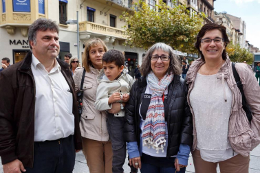 La Asociación Eunate de familias de personas con discapacidad auditiva de Navarra, celebró el Día Internacional de las personas sordas el 8 de octubre, con un evento reivindicativo y festivo que se celebró en el cruce de la avenida de Carlos III con Roncesvalles. Además de hinchables para los más pequeños y talleres creativos de 'La crafetera', hubo actuación del grupo Txalapardown de la Asociación Síndrome de Down, del grupo “Amaiur Dantza Taldea” y de los gigantes de Erice de Iza, además de stands informativos de la asociación.