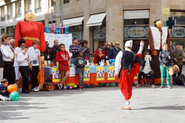La Asociación Eunate de familias de personas con discapacidad auditiva de Navarra, celebró el Día Internacional de las personas sordas el 8 de octubre, con un evento reivindicativo y festivo que se celebró en el cruce de la avenida de Carlos III con Roncesvalles. Además de hinchables para los más pequeños y talleres creativos de 'La crafetera', hubo actuación del grupo Txalapardown de la Asociación Síndrome de Down, del grupo “Amaiur Dantza Taldea” y de los gigantes de Erice de Iza, además de stands informativos de la asociación.