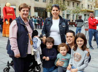 La Asociación Eunate de familias de personas con discapacidad auditiva de Navarra, celebró el Día Internacional de las personas sordas el 8 de octubre, con un evento reivindicativo y festivo que se celebró en el cruce de la avenida de Carlos III con Roncesvalles. Además de hinchables para los más pequeños y talleres creativos de 'La crafetera', hubo actuación del grupo Txalapardown de la Asociación Síndrome de Down, del grupo “Amaiur Dantza Taldea” y de los gigantes de Erice de Iza, además de stands informativos de la asociación.