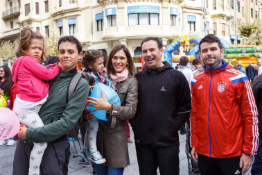 La Asociación Eunate de familias de personas con discapacidad auditiva de Navarra, celebró el Día Internacional de las personas sordas el 8 de octubre, con un evento reivindicativo y festivo que se celebró en el cruce de la avenida de Carlos III con Roncesvalles. Además de hinchables para los más pequeños y talleres creativos de 'La crafetera', hubo actuación del grupo Txalapardown de la Asociación Síndrome de Down, del grupo “Amaiur Dantza Taldea” y de los gigantes de Erice de Iza, además de stands informativos de la asociación.