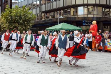 La Asociación Eunate de familias de personas con discapacidad auditiva de Navarra, celebró el Día Internacional de las personas sordas el 8 de octubre, con un evento reivindicativo y festivo que se celebró en el cruce de la avenida de Carlos III con Roncesvalles. Además de hinchables para los más pequeños y talleres creativos de 'La crafetera', hubo actuación del grupo Txalapardown de la Asociación Síndrome de Down, del grupo “Amaiur Dantza Taldea” y de los gigantes de Erice de Iza, además de stands informativos de la asociación.