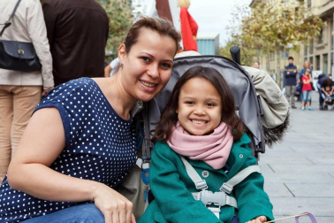 La Asociación Eunate de familias de personas con discapacidad auditiva de Navarra, celebró el Día Internacional de las personas sordas el 8 de octubre, con un evento reivindicativo y festivo que se celebró en el cruce de la avenida de Carlos III con Roncesvalles. Además de hinchables para los más pequeños y talleres creativos de 'La crafetera', hubo actuación del grupo Txalapardown de la Asociación Síndrome de Down, del grupo “Amaiur Dantza Taldea” y de los gigantes de Erice de Iza, además de stands informativos de la asociación.
