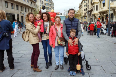 La Asociación Eunate de familias de personas con discapacidad auditiva de Navarra, celebró el Día Internacional de las personas sordas el 8 de octubre, con un evento reivindicativo y festivo que se celebró en el cruce de la avenida de Carlos III con Roncesvalles. Además de hinchables para los más pequeños y talleres creativos de 'La crafetera', hubo actuación del grupo Txalapardown de la Asociación Síndrome de Down, del grupo “Amaiur Dantza Taldea” y de los gigantes de Erice de Iza, además de stands informativos de la asociación.