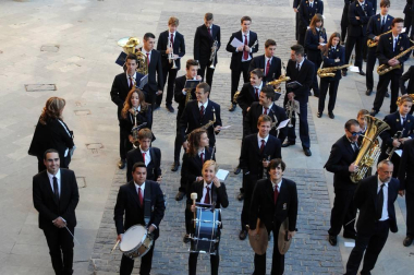 Lerín acogió la V Concentración de Bandas de Música en la que, además de la agrupación local, también participaron las de San Adrián, Peralta, Azagra y Andosilla. La recepción se realizó en el propio Ayuntamiento, desde donde salieron las bandas en pasacalles. Una cena en el frontón municipal puso el broche al evento.