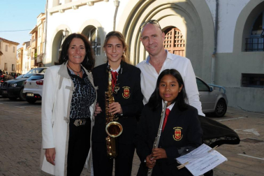 Lerín acogió la V Concentración de Bandas de Música en la que, además de la agrupación local, también participaron las de San Adrián, Peralta, Azagra y Andosilla. La recepción se realizó en el propio Ayuntamiento, desde donde salieron las bandas en pasacalles. Una cena en el frontón municipal puso el broche al evento.