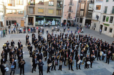 Lerín acogió la V Concentración de Bandas de Música en la que, además de la agrupación local, también participaron las de San Adrián, Peralta, Azagra y Andosilla. La recepción se realizó en el propio Ayuntamiento, desde donde salieron las bandas en pasacalles. Una cena en el frontón municipal puso el broche al evento.