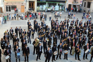 Lerín acogió la V Concentración de Bandas de Música en la que, además de la agrupación local, también participaron las de San Adrián, Peralta, Azagra y Andosilla. La recepción se realizó en el propio Ayuntamiento, desde donde salieron las bandas en pasacalles. Una cena en el frontón municipal puso el broche al evento.