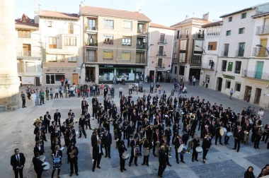 Lerín acogió la V Concentración de Bandas de Música en la que, además de la agrupación local, también participaron las de San Adrián, Peralta, Azagra y Andosilla. La recepción se realizó en el propio Ayuntamiento, desde donde salieron las bandas en pasacalles. Una cena en el frontón municipal puso el broche al evento.