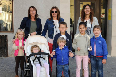 Lerín acogió la V Concentración de Bandas de Música en la que, además de la agrupación local, también participaron las de San Adrián, Peralta, Azagra y Andosilla. La recepción se realizó en el propio Ayuntamiento, desde donde salieron las bandas en pasacalles. Una cena en el frontón municipal puso el broche al evento.