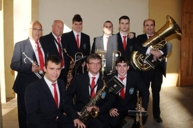Lerín acogió la V Concentración de Bandas de Música en la que, además de la agrupación local, también participaron las de San Adrián, Peralta, Azagra y Andosilla. La recepción se realizó en el propio Ayuntamiento, desde donde salieron las bandas en pasacalles. Una cena en el frontón municipal puso el broche al evento.