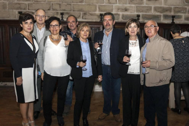 Los socios de Nafarco se reunieron, el 8 de octubre, en el espectacular escenario del Refectorio de la Catedral de Pamplona. Un lugar único para celebrar una nueva edición de este 'Día del socio', que contó con cerca de 150 asistentes, y durante el cual la distribuidora farmacéutica busca construir un encuentro diferente. El objetivo, seguir construyendo el futuro de la asociación entre todos sus integrantes. El evento contó con un cóctel servido por Maher.