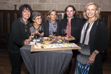 Los socios de Nafarco se reunieron, el 8 de octubre, en el espectacular escenario del Refectorio de la Catedral de Pamplona. Un lugar único para celebrar una nueva edición de este 'Día del socio', que contó con cerca de 150 asistentes, y durante el cual la distribuidora farmacéutica busca construir un encuentro diferente. El objetivo, seguir construyendo el futuro de la asociación entre todos sus integrantes. El evento contó con un cóctel servido por Maher.