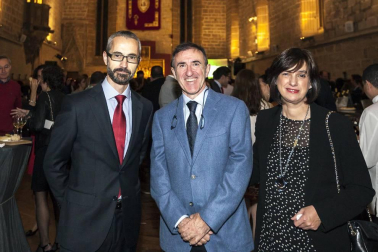 Los socios de Nafarco se reunieron, el 8 de octubre, en el espectacular escenario del Refectorio de la Catedral de Pamplona. Un lugar único para celebrar una nueva edición de este 'Día del socio', que contó con cerca de 150 asistentes, y durante el cual la distribuidora farmacéutica busca construir un encuentro diferente. El objetivo, seguir construyendo el futuro de la asociación entre todos sus integrantes. El evento contó con un cóctel servido por Maher.