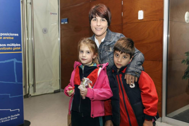 La Casa de Cultura de Burlada acogió el V Festival Solidario 'Burlada pobreza cero' dentro del programa Otoño solidario 2016: Burlada se mueve y coopera. Los asistentes pudieron disfrutar de un espectáculo en dos partes con grupos musicales y de baile de Burlada y otros países, que estuvo organizado por Caritas Interparroquial.