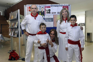 La Casa de Cultura de Burlada acogió el V Festival Solidario 'Burlada pobreza cero' dentro del programa Otoño solidario 2016: Burlada se mueve y coopera. Los asistentes pudieron disfrutar de un espectáculo en dos partes con grupos musicales y de baile de Burlada y otros países, que estuvo organizado por Caritas Interparroquial.