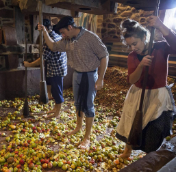La tradicional fiesta de la Kirikoteka cumple 17 años con 2.200 kilos de manzanas y unos 1.300 litros de jugo. El buen tiempo acompañó a dantzaris, arizkundarras y visitantes durante toda la mañana.