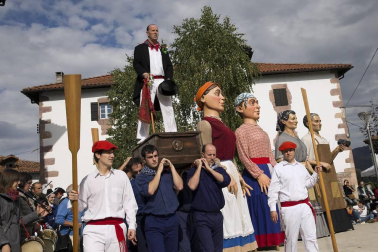 La tradicional fiesta de la Kirikoteka cumple 17 años con 2.200 kilos de manzanas y unos 1.300 litros de jugo. El buen tiempo acompañó a dantzaris, arizkundarras y visitantes durante toda la mañana.