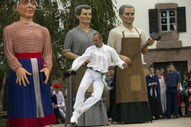 La tradicional fiesta de la Kirikoteka cumple 17 años con 2.200 kilos de manzanas y unos 1.300 litros de jugo. El buen tiempo acompañó a dantzaris, arizkundarras y visitantes durante toda la mañana.