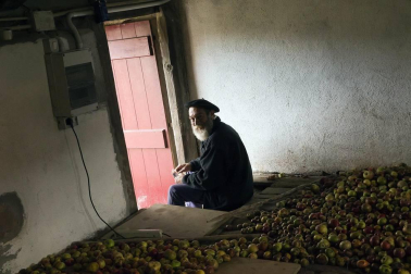 La tradicional fiesta de la Kirikoteka cumple 17 años con 2.200 kilos de manzanas y unos 1.300 litros de jugo. El buen tiempo acompañó a dantzaris, arizkundarras y visitantes durante toda la mañana.