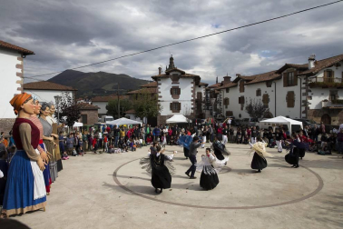 La tradicional fiesta de la Kirikoteka cumple 17 años con 2.200 kilos de manzanas y unos 1.300 litros de jugo. El buen tiempo acompañó a dantzaris, arizkundarras y visitantes durante toda la mañana.